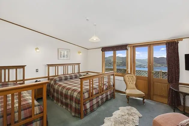 Large Lodge Queen Room (includes Entry to Castle & Gardens)