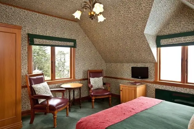 Lodge Queen Room (includes Entry to Castle & Gardens)