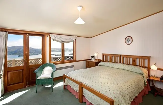 Lodge Queen Room (includes Entry to Castle & Gardens)