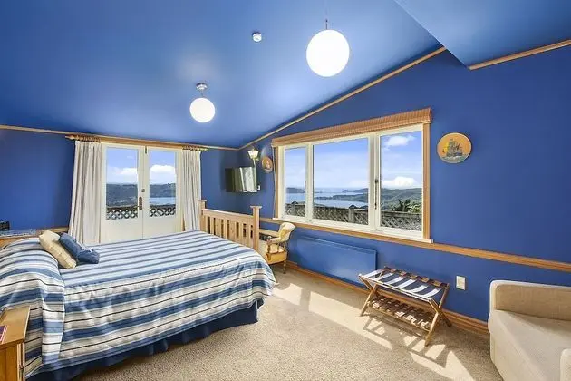 Lodge Queen Room (includes Entry to Castle & Gardens)