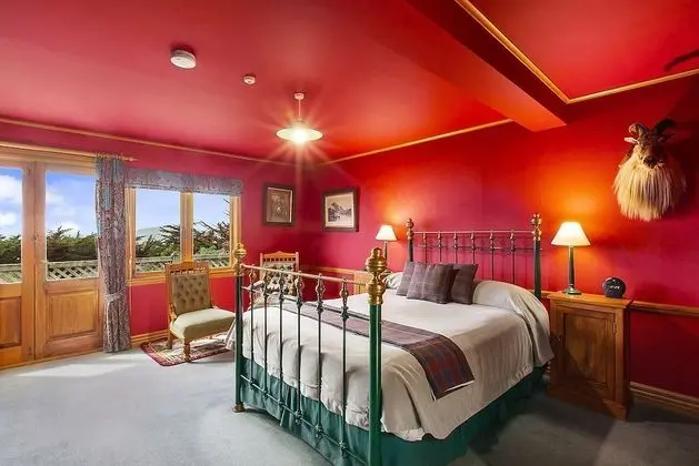 Lodge Queen Room (includes Entry to Castle & Gardens)