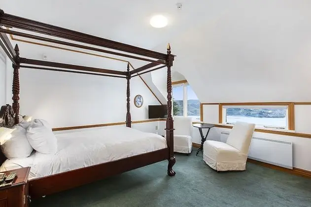 Lodge Queen Room (includes Entry to Castle & Gardens)