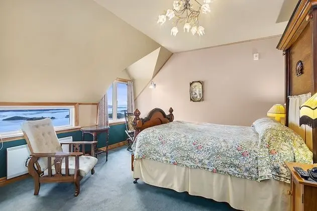 Lodge Queen Room (includes Entry to Castle & Gardens)