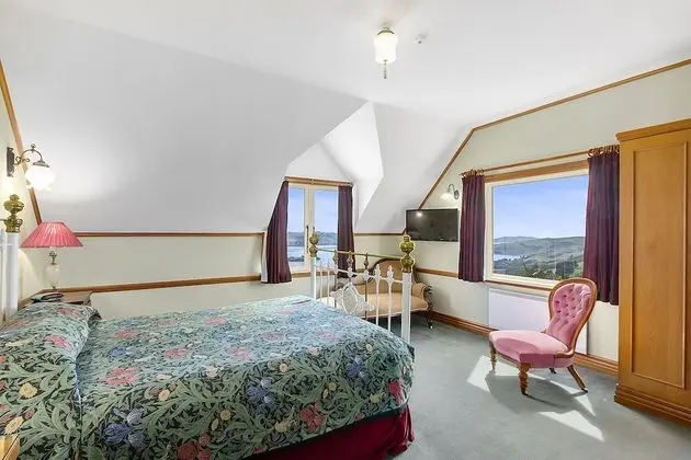 Lodge Queen Room (includes Entry to Castle & Gardens)