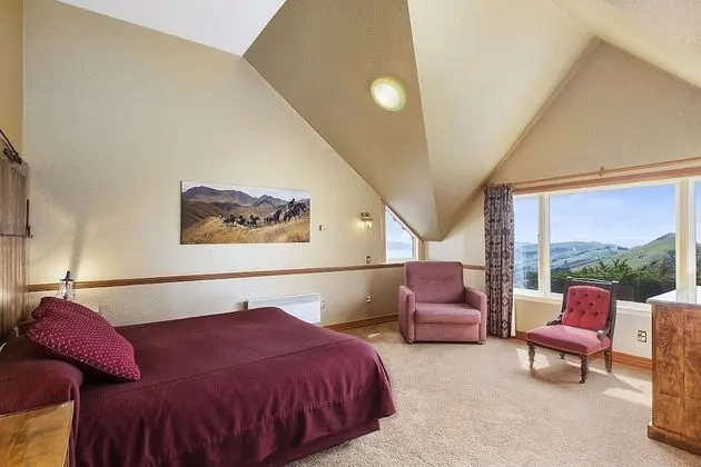 Lodge Queen Room (includes Entry to Castle & Gardens)