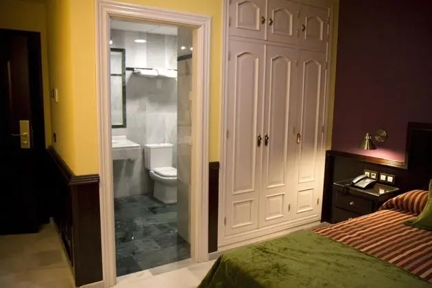 Büyük Yataklı Tek Kişilik Oda