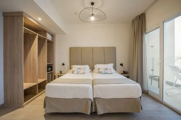 Tek Büyük Yataklı Oda, Havuz Manzaralı