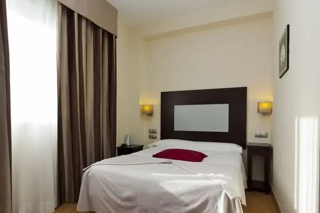 Büyük Yataklı Tek Kişilik Oda