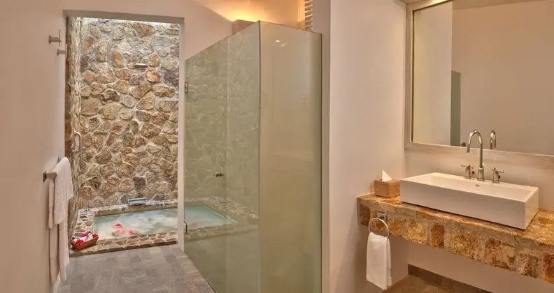 Master Suite with jacuzzi and pool