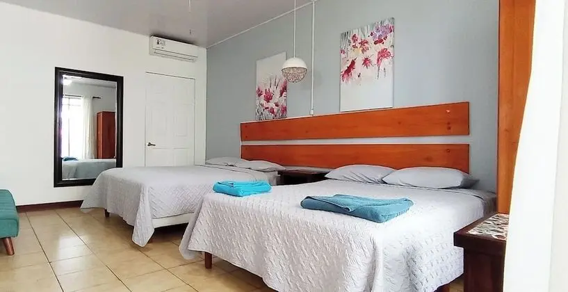 Standard Dört Kişilik Oda, Havuz Manzaralı