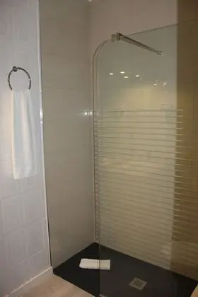 Büyük Yataklı Tek Kişilik Oda