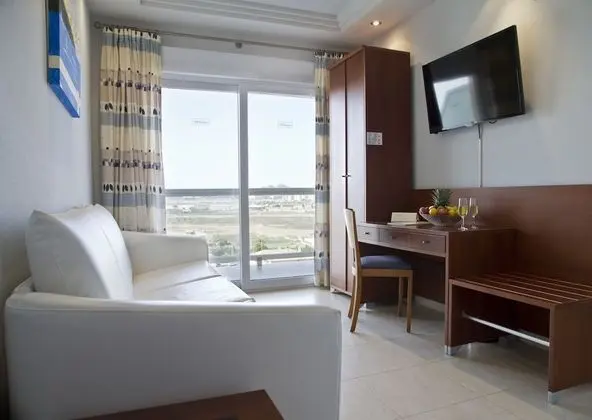 Junior Süit, 1 Büyük (Queen) Boy Yatak ve Çekyat, Deniz Manzaralı