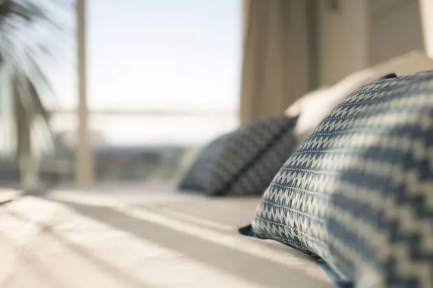 Tek Büyük Yataklı Oda, Balkon, Havuz Manzaralı