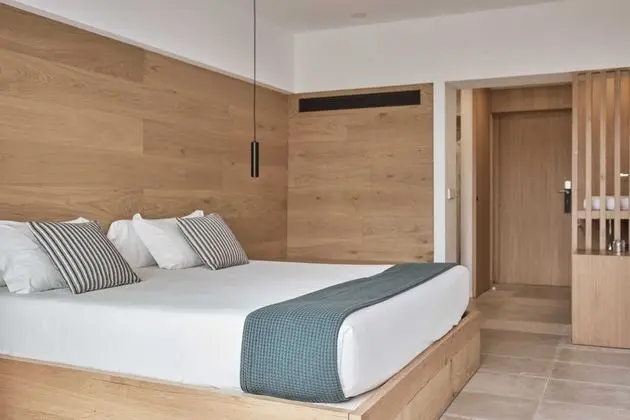 Tek Büyük Yataklı Oda, Balkon, Havuz Manzaralı