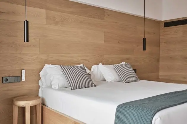 Tek Büyük Yataklı Oda, Balkon, Havuz Manzaralı