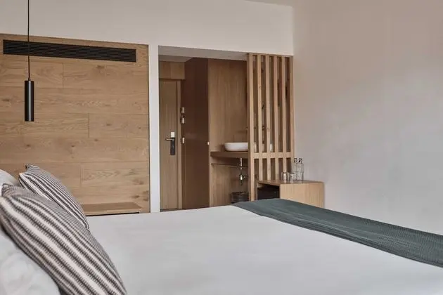 Tek Büyük Yataklı Oda, Balkon, Havuz Manzaralı
