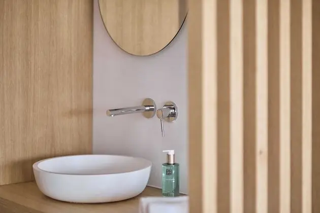 Tek Büyük Yataklı Oda, Balkon, Havuz Manzaralı