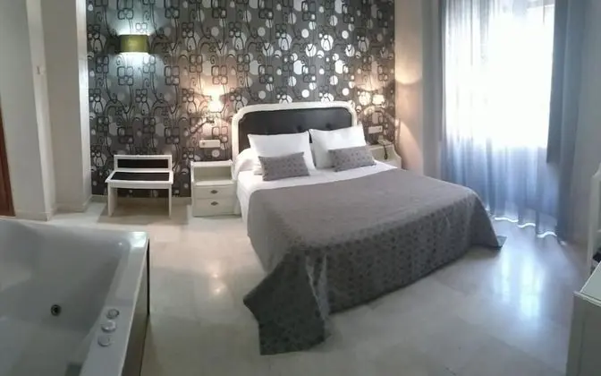Büyük Yataklı Tek Kişilik Oda (Habitación Doble Superior con bañera)