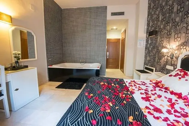 Büyük Yataklı Tek Kişilik Oda (Habitación Doble Superior con bañera)