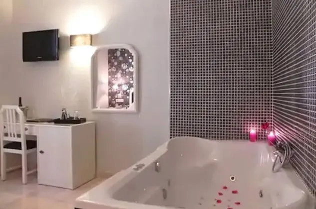 Büyük Yataklı Tek Kişilik Oda (Habitación Doble Superior con bañera)