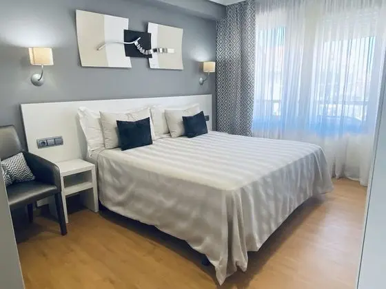 Tek Büyük veya İki Ayrı Yataklı Oda, Teras, Kısmi Deniz Manzaralı