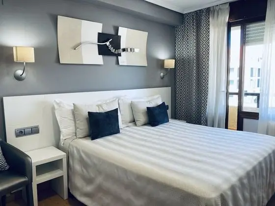 Tek Büyük veya İki Ayrı Yataklı Oda, Teras, Kısmi Deniz Manzaralı