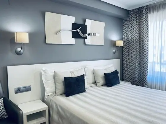 Tek Büyük veya İki Ayrı Yataklı Oda, Teras, Kısmi Deniz Manzaralı