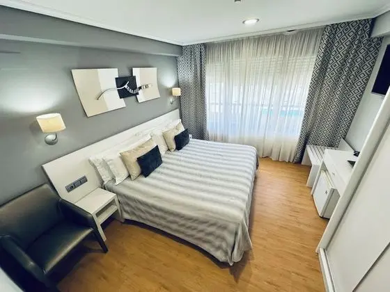 Tek Büyük veya İki Ayrı Yataklı Oda, Teras, Kısmi Deniz Manzaralı