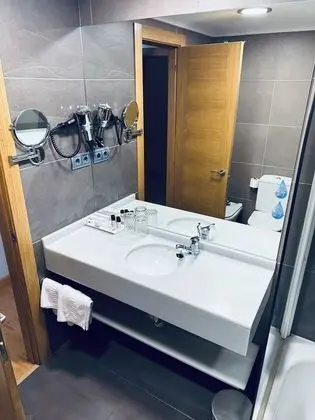Tek Büyük veya İki Ayrı Yataklı Oda, Teras, Kısmi Deniz Manzaralı
