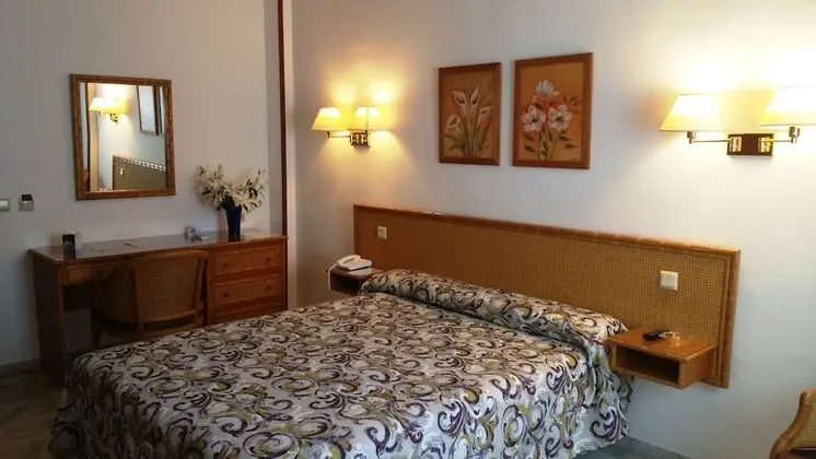 Büyük Yataklı Tek Kişilik Oda