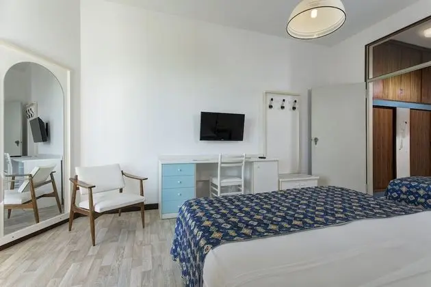 Üç Kişilik Oda, Balkon, Deniz Manzaralı (laterale)