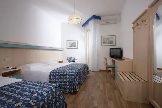 Üç Kişilik Oda, Balkon, Deniz Manzaralı (laterale)