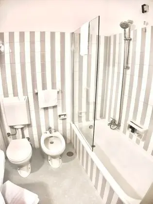 Üç Kişilik Oda, Balkon, Deniz Manzaralı (laterale)