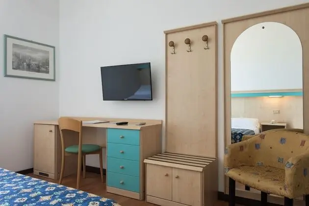 Üç Kişilik Oda, Balkon, Deniz Manzaralı (laterale)