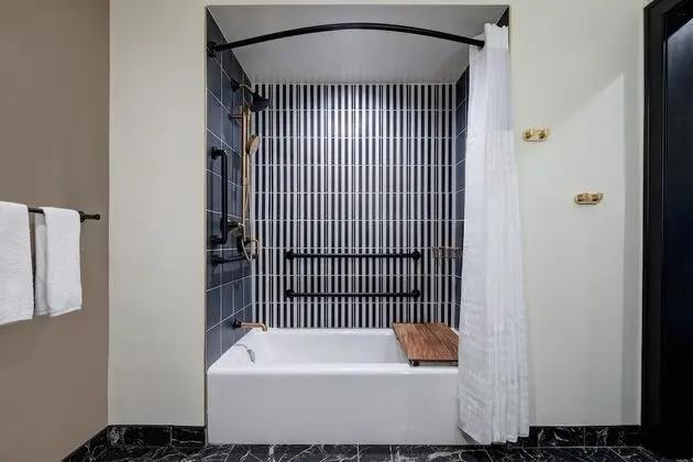 Engellilere uygun banyo