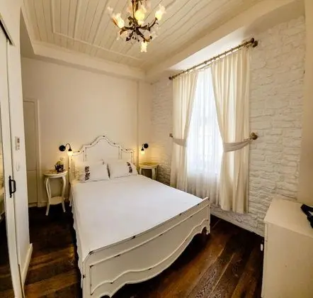 Çift Kişilik, Şehir Manzaralı, Giriş Katı