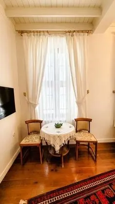 Çift Kişilik, Şehir Manzaralı, Giriş Katı