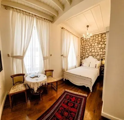Çift Kişilik, Şehir Manzaralı, Giriş Katı