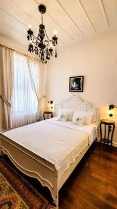 Çift Kişilik, Şehir Manzaralı, Giriş Katı