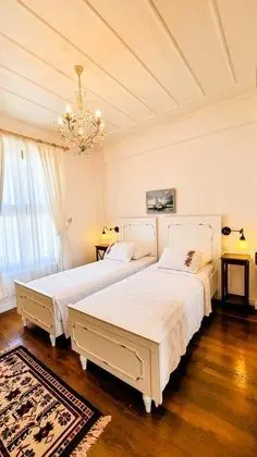 Çift Kişilik, Şehir Manzaralı, Giriş Katı