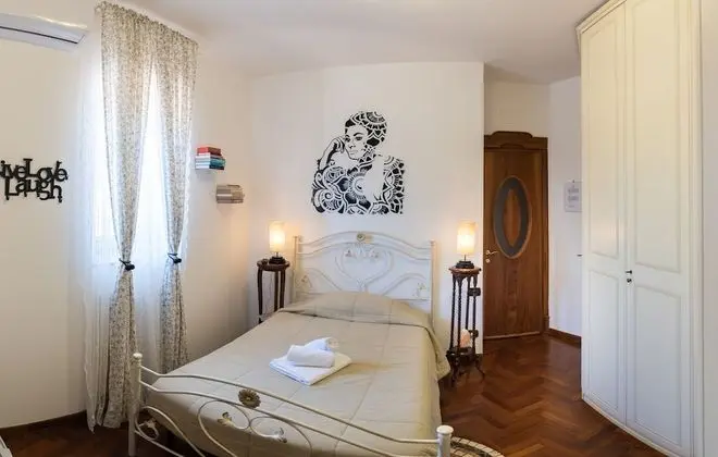 "SOFIA" DOBLE ROOM 1 BED FRENCH BED SHARED TOILET