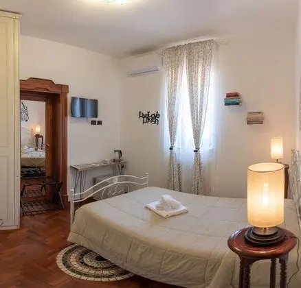 "SOFIA" DOBLE ROOM 1 BED FRENCH BED SHARED TOILET