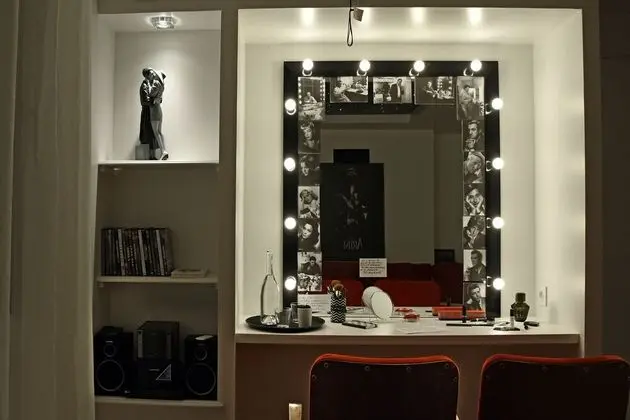 Deluxe Tek Büyük Yataklı Oda, Bahçe Manzaralı (Cinema)