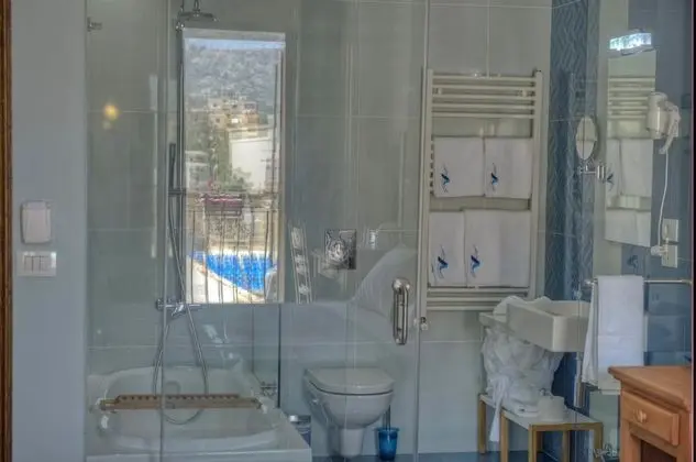 Deluxe Tek Büyük Yataklı Oda, Küvet, Kısmi Deniz Manzaralı