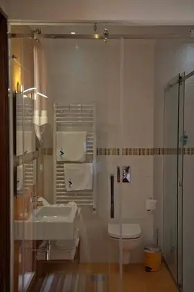 Standard Tek Büyük Yataklı Oda, Balkon, Kısmi Deniz Manzaralı