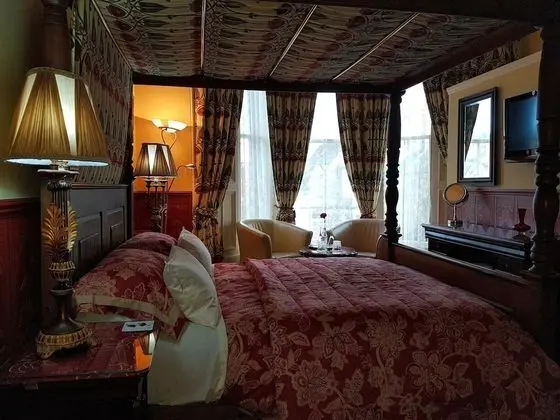 Luxury Oda (Four Poster)