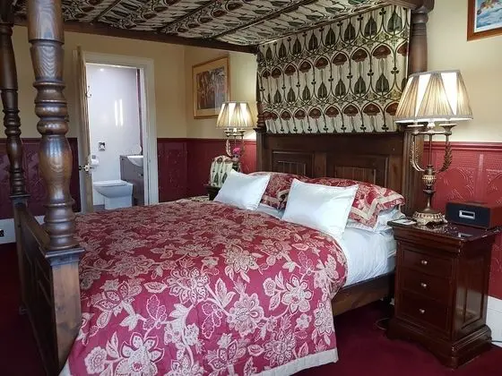 Luxury Oda (Four Poster)
