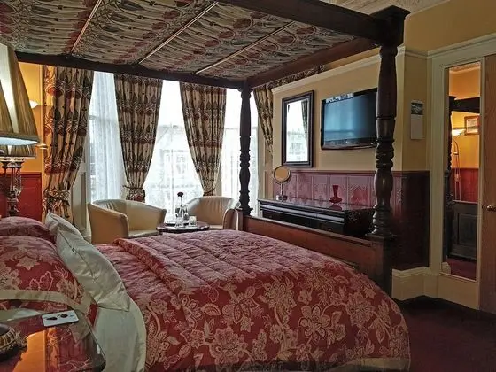 Luxury Oda (Four Poster)