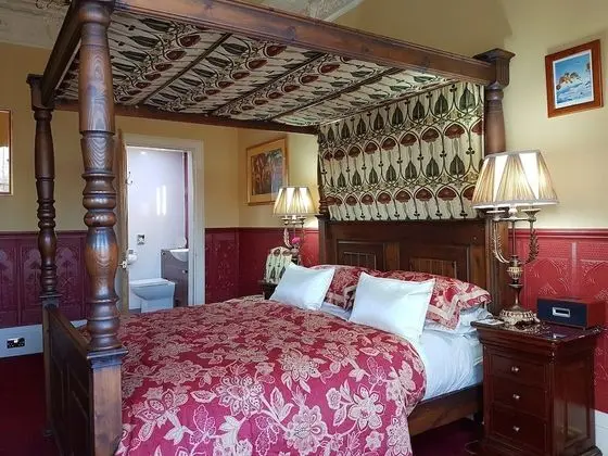 Luxury Oda (Four Poster)