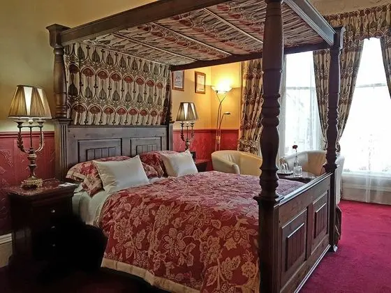 Luxury Oda (Four Poster)
